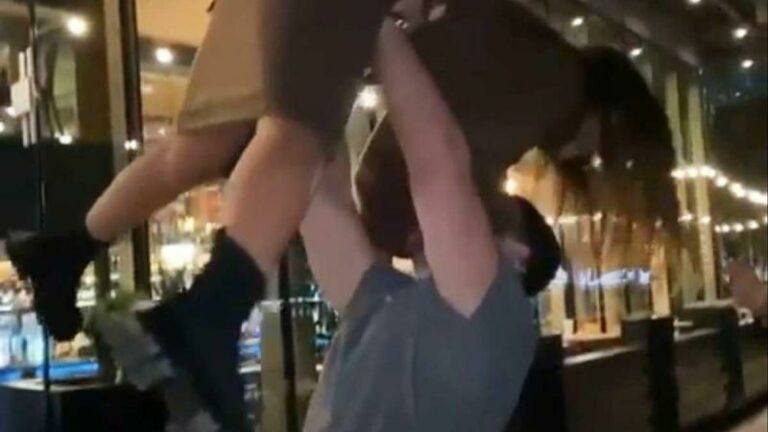 Vrouw doet bekende ‘Dirty Dancing’-move, maar smakt zonder kleren tegen de grond (video)