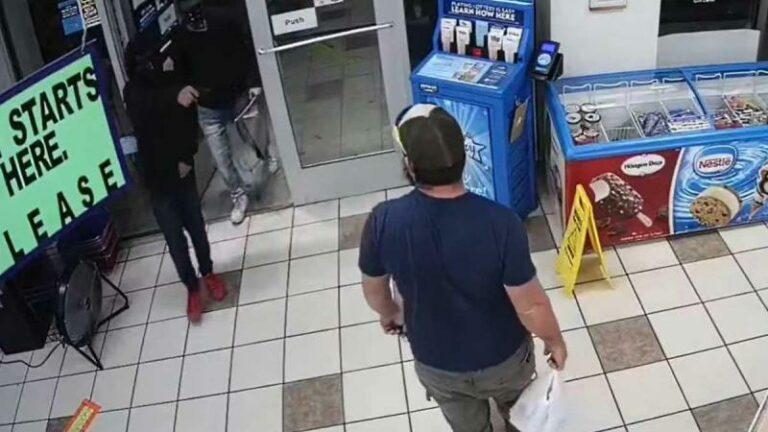 Gewapende overvallers stormen winkel binnen, maar hebben pech dat één van de klanten een ex-militair is (video)