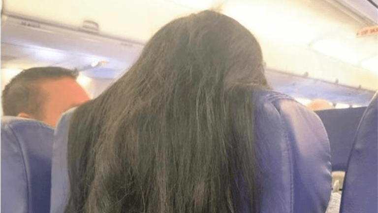 Vliegtuigpassagier gaat viraal door «onbeschofte» handeling: «Zou dit nooit bij iemand doen» (foto)