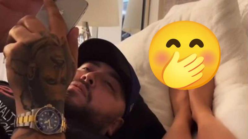 Vrouw kijkt met sluw trucje mee op smartphone van vriend. Maar dan ziet ze DIT! (video)