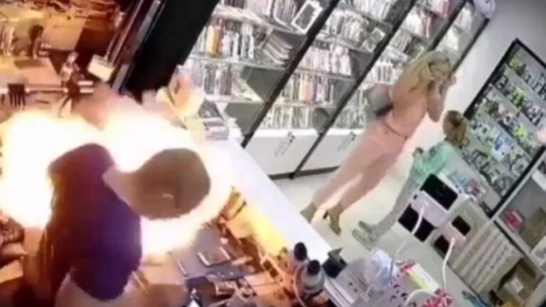 Dame wacht even in winkel tijdens reparatie van smartphone. Maar plots? WOW! (video)