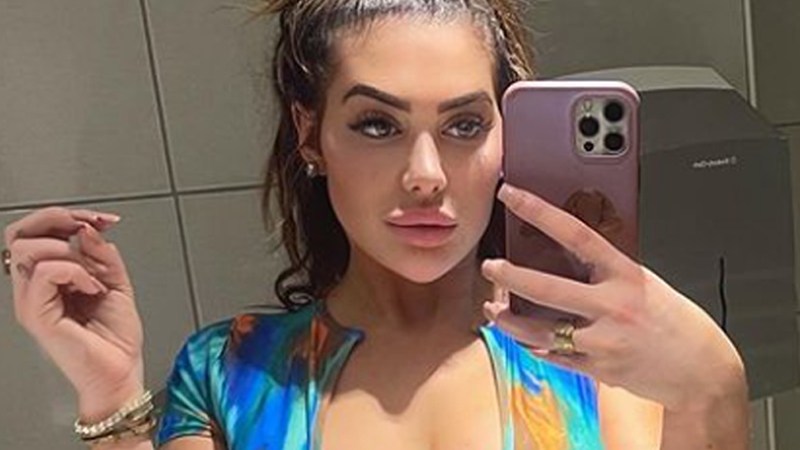 Realityster Chloe Ferry choqueert fans met wel ZEER pikante bikini: “Mijn mondmasker bedekt meer!” (foto’s)