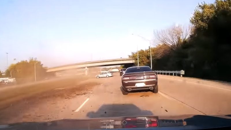 Alerte automobilist ontwijkt crashende wagens op SPECTACULAIRE manier! (video)