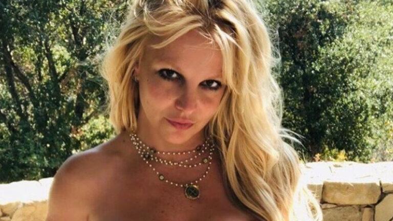 Halfnaakte Britney Spears haalt uit op Instagram: “Kus mijn witte reet!” (foto)