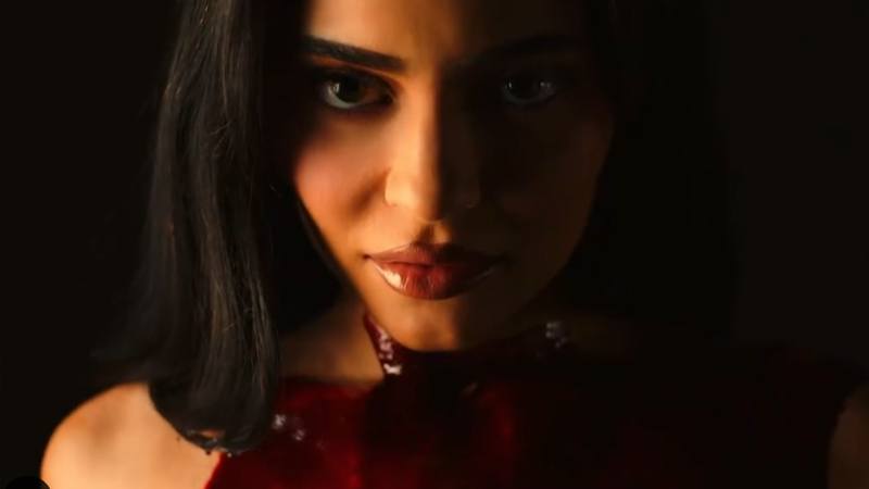 Kylie Jenner poedelnaakt in ‘bloederig’ reclamefilmpje. Fans gechoqueerd: “Dit is verontrustend!” (video)