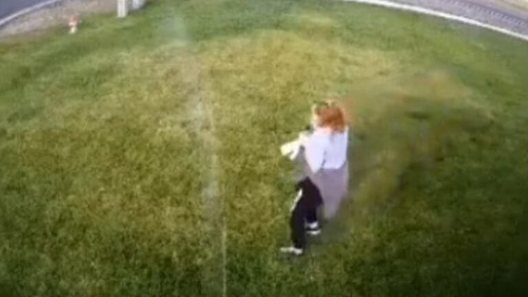 Man gaat wel érg ver om voetgangers weg te jagen uit voortuin: “Waarom?!” (video)