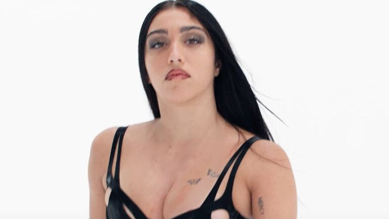 Madonna’s dochter Lourdes straalt op PIKANTE wijze in latex bodysuit (foto/video)