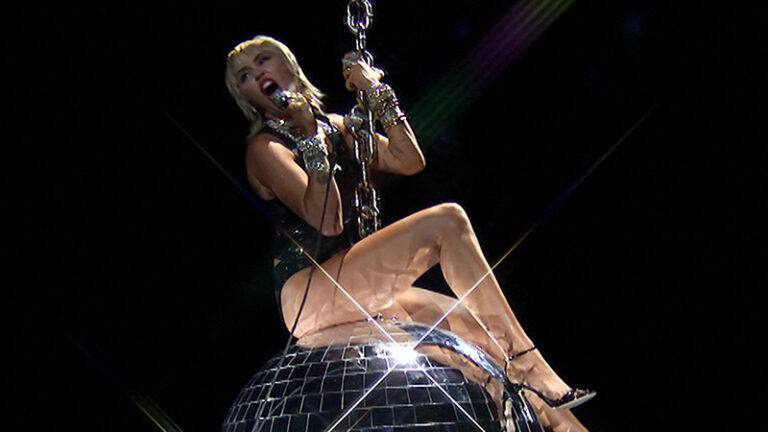 Fans van Miley Cyrus meer dan lovend over haar zeer PIKANTE outfit: “Verdomd sexy!” (foto’s)
