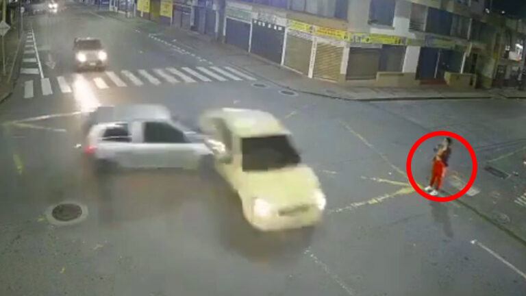 Dame op rand van voetpad mag van héél veel geluk spreken na stevige crash! (video)