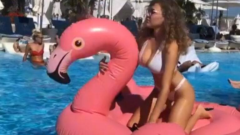 Dame wil in bikini poseren op opblaasbare flamingo. Maar dan? PLONS! (failcompilatie)