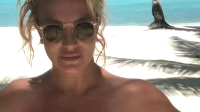 Britney Spears poseert POEDELNAAKT op Instagram. Fans opgelucht: “Leuk om je zo vrolijk en vrij te zien!” (foto’s)