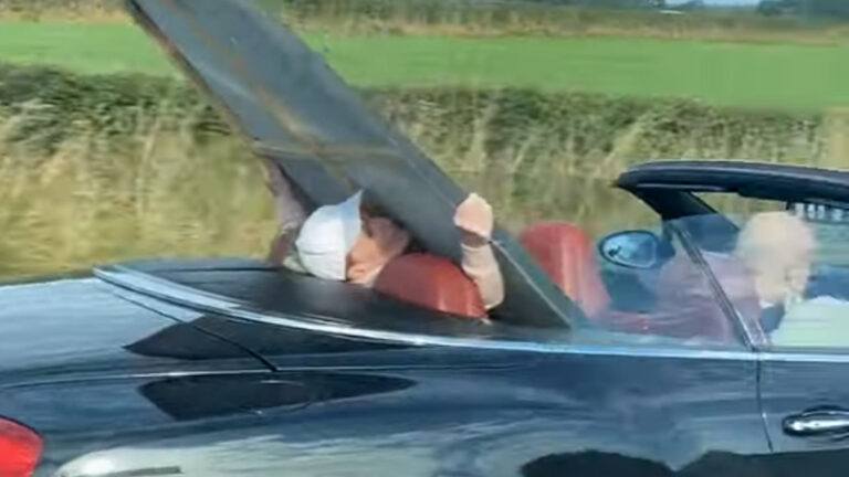HILARISCH: Man transporteert schilderij in cabrio. Maar zijn vrouw? Wel… (video)