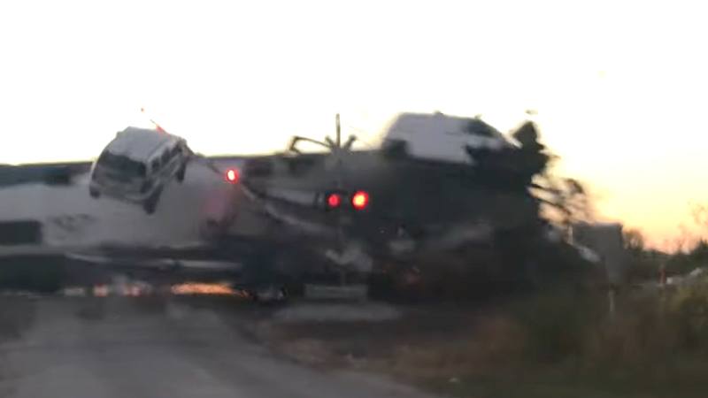 Vrachtwagen geladen met auto’s staat vast op spoorweg. Wat volgt? RAVAGE! (video)