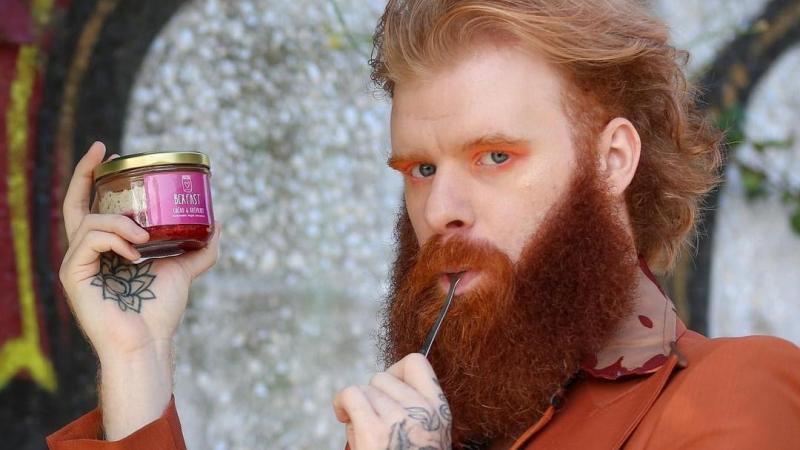 Ontslagen man overstelpt met jobaanbiedingen na DIT hilarisch promofilmpje voor zichzelf (video)