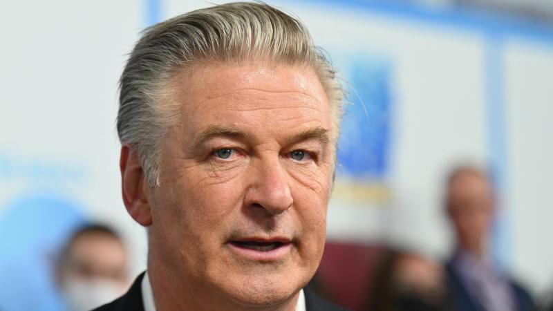 Alec Baldwin reageert voor het eerst sinds schietincident op filmset: «Ze was mijn vriendin»