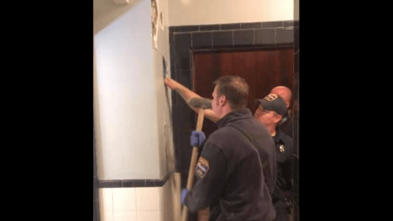 Plots klonk er gebonk vanuit de muur: naakte man blijkt al dagen vast te zitten in muurholte (foto’s)