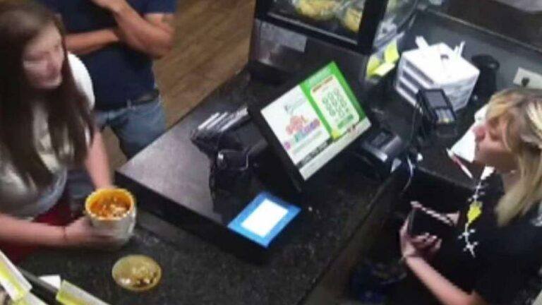 Boze klant gooit «te hete» soep in gezicht van restaurantuitbaatster: «Ik was in shock» (video)