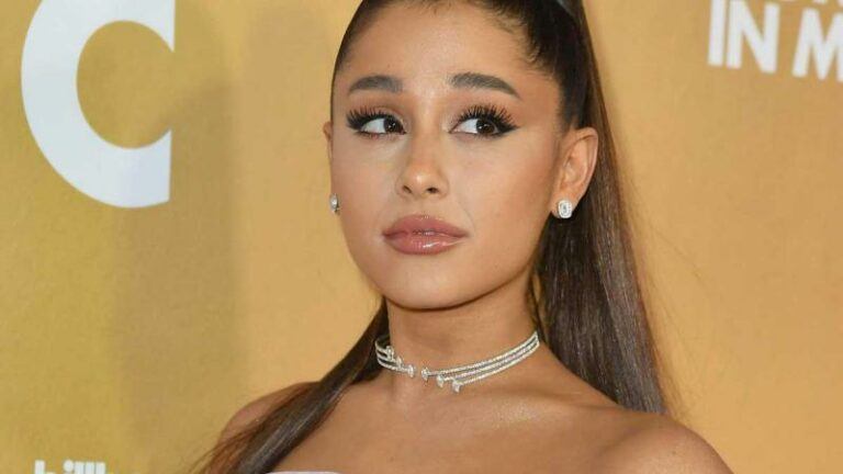 Ariana Grande krijgt commentaar op reclame voor cosmeticalijn: «Zou je niet beter een beha aandoen?» (foto)