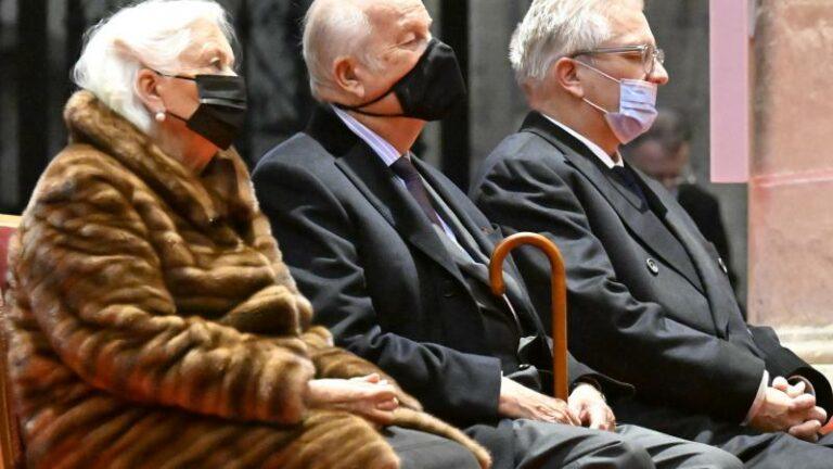 Prins Laurent draagt mondmasker fout en wordt op vingers getikt door toeschouwer. Dit is zijn reactie (VIDEO)