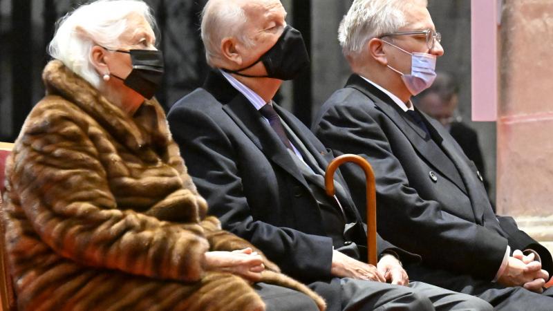 Prins Laurent draagt mondmasker fout en wordt op vingers getikt door toeschouwer. Dit is zijn reactie (VIDEO)