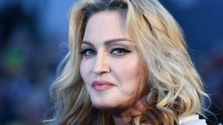 Madonna choqueert met foto’s waarop tepel te zien is: «Heb een beetje zelfrespect!»