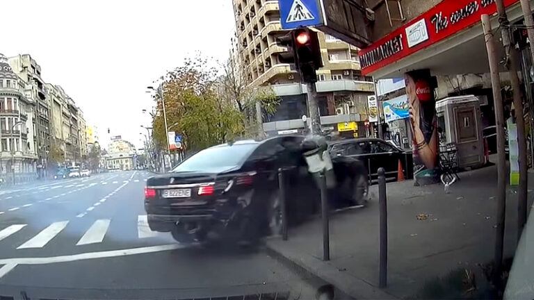Bestuurder onder invloed slaat op de vlucht. Gevolg? HORRORCRASH! (video)