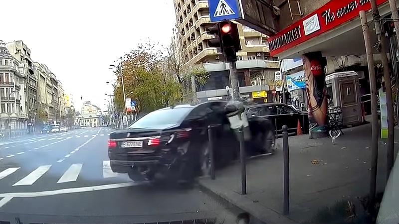 Bestuurder onder invloed slaat op de vlucht. Gevolg? HORRORCRASH! (video)