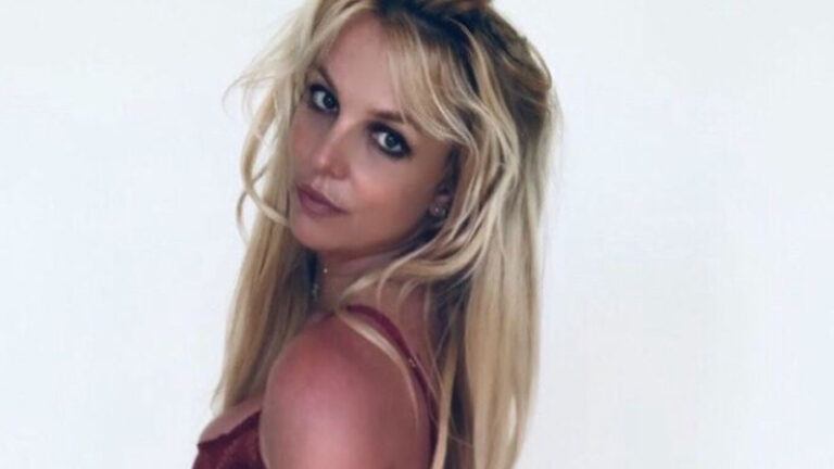 Britney Spears poseert in sexy lingerie én deelt leuk nieuws: “Ik overweeg het” (foto’s)