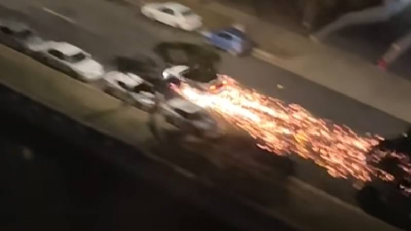 Roekeloze chauffeur vlucht van politie en laat spoor van VERNIELING achter: “Net een film!” (video)