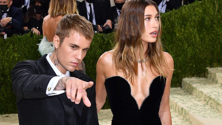 Hailey Bieber poseert in sexy lingerie en krijgt lof: “Ik kan jouw schoonheid niet aan!” (foto’s)