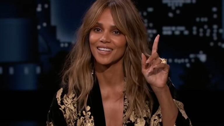 Halle Berry zonder beha in sensuele outfit. Fans lovend: “Zo sexy!” (foto’s)