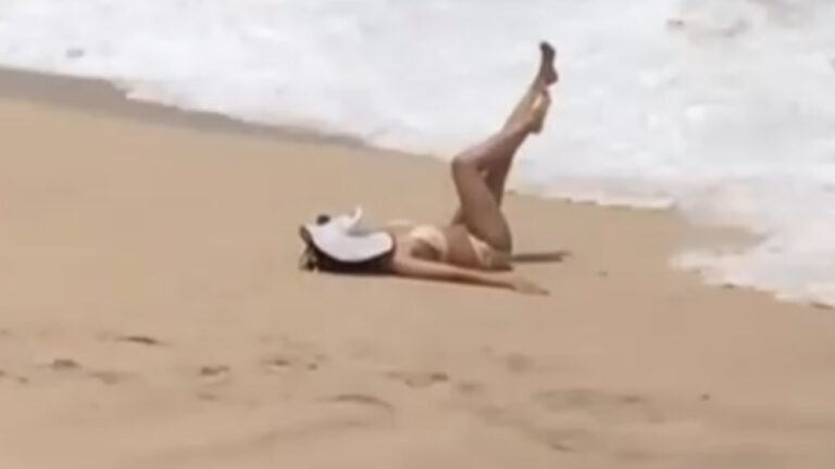 Dame in bikini poseert op het strand voor ‘perfecte plaatje’. Maar dan? KLETSNAT! (video’s)