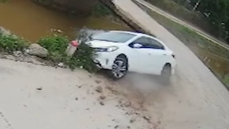 Chauffeur rijdt iets te vlot over smal bruggetje. Gevolg? PLONS! (video)