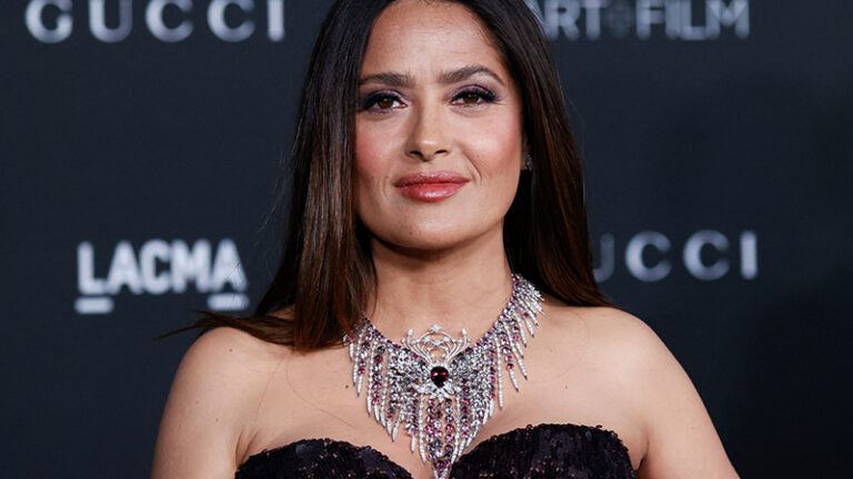 ‘House of Gucci’-actrice Salma Hayek straalt in badpak. Volgers lovend: “Sexy!” (foto)