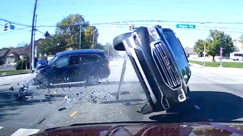 Bestuurder rijdt door het rood. Voetganger ontsnapt aan de dood! (video)