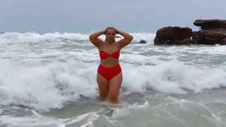 Influencer poseert in bikini in zee, maar dan verpest een genadeloze golf alles… (video)