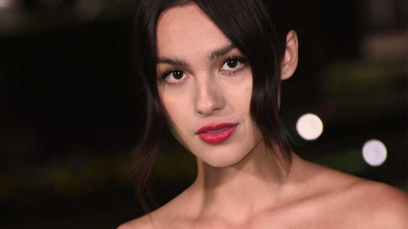 Familie van Olivia Rodrigo ongerust: «Dat kan ze toch ook zonder haar borsten te tonen!?»