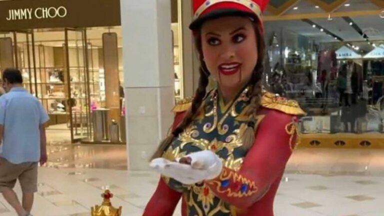 Model uit winkelcentrum gezet omdat ze énkel bodypaint draagt: «Onbegrijpelijk!» (video)