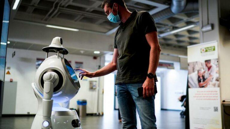 Zorgrobot zkt. vleugje menselijkheid