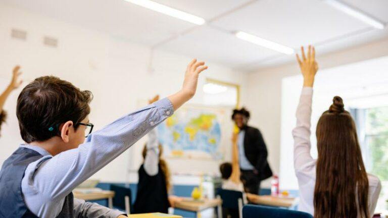 WTF. Ouders vernemen dat kind besmet is met corona en sturen hem tóch naar school, waar uitbraak volgt
