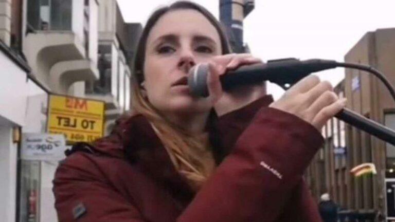 Straatzangeres krijgt te horen dat ze moet stoppen met zingen, maar dan doet ze DIT! (video)