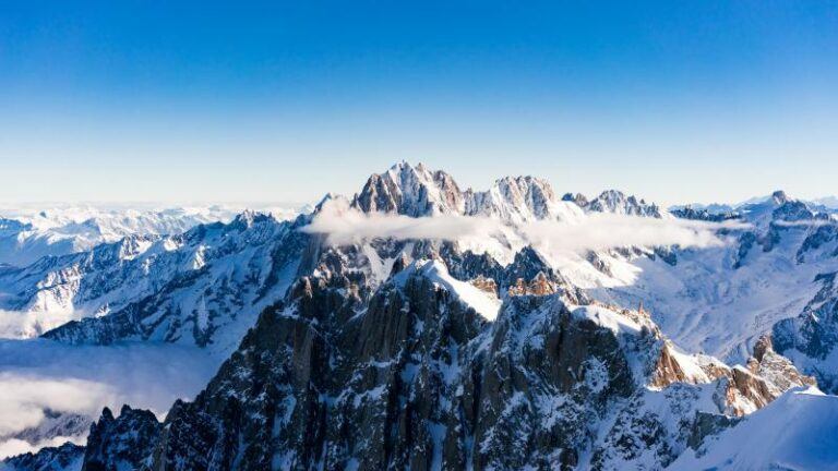 BIZAR. Vinder van kist vol edelstenen op Mont Blanc krijgt na acht jaar eindelijk zijn deel