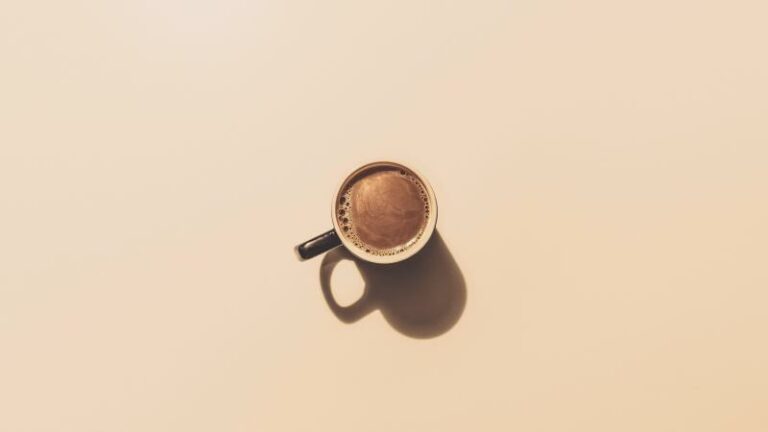 Daarom moet je je koffie niet opwarmen in de microgolf