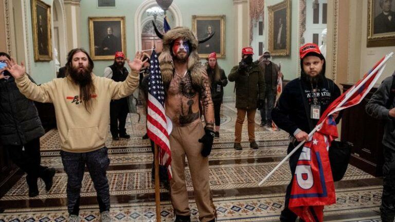 OEPS. ‘Patriot’ vergeet tekst van Amerikaans volkslied op QAnon-conferentie (video)