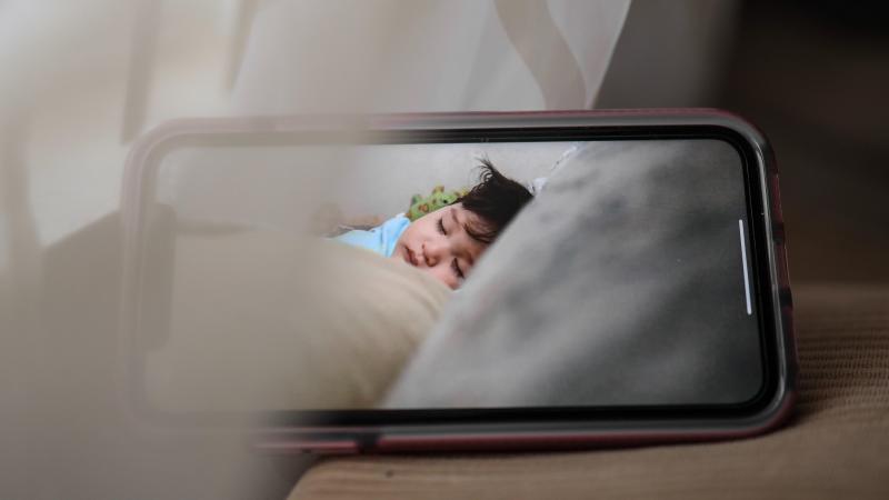 BIZAR. Man bespiedt ex-vriendin met camera in babyfoon en verspreidt naaktbeelden