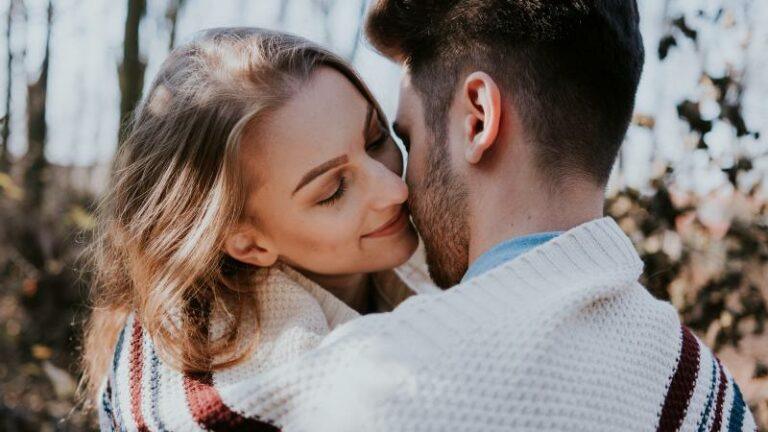Vrouw krijgt kin vol etter door kus met bebaarde man: Dit is hoe je vieze baarduitslag voorkomt