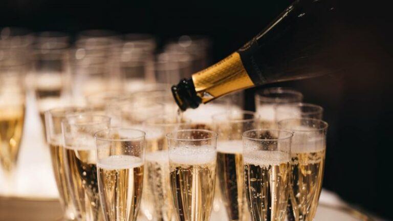 Deze onverwachte snacks vormen de perfecte combinatie met een glaasje champagne