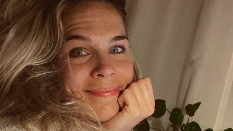 Klaasje (ex-K3) toont enorme blauwe plek: «Loop hier al maanden mee rond» (foto)