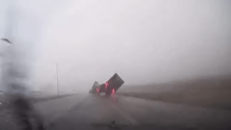 WOW! Vrachtwagen blijkt niet opgewassen tegen felle rukwind (video)