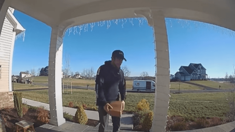 Bezorger levert pakketje af, maar vergeet daarbij cruciaal detail … (video)